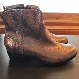 Sorel boots size 7 women metallic silver brand new never worn.